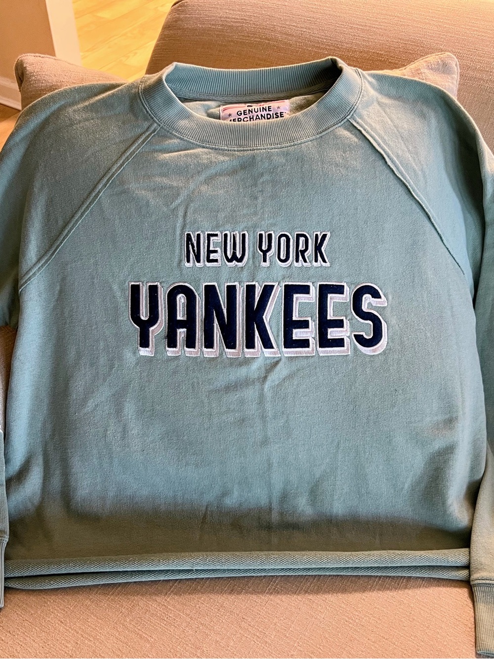 Genuine Merchandise NY Yankees Pullover Women’s Sweatshirt Oversized Medium
